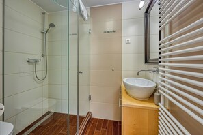 Fjallakofi fyrir brúðkaupsferðir - mörg svefnherbergi (Alpine Chalet Planica with Sauna) | Baðherbergi | Sturta, hárblásari, handklæði, sápa