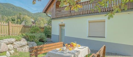 Honeymoon-Chalet, Mehrere Schlafzimmer, 2 Bäder (Alpine Chalet Planica with Sauna) | Speisen im Freien