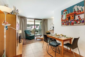 Family Apartment, Multiple Bedrooms (The Theo's Nest) | Dining