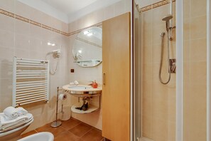 Family Apartment, Multiple Bedrooms (Theo's House) | Bathroom | Shower, bidet, towels, soap - Theo's House (Bardonecchia)