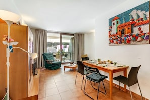 Family Apartment, 1 Bedroom, Microwave (Theo's House) | Interior