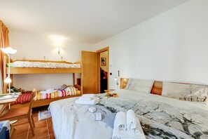 Family Apartment, Multiple Bedrooms (The Theo's Nest) | 1 bedroom, iron/ironing board, bed sheets