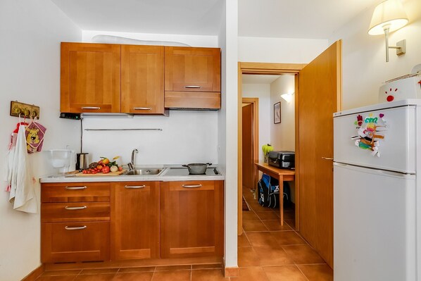 Family Apartment, Multiple Bedrooms (The Theo's Nest) | Private kitchenette