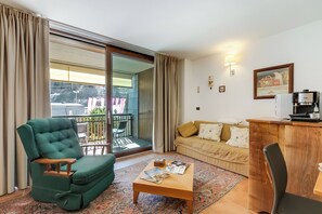 Family Apartment, Multiple Bedrooms (The Theo's Nest) | Living area