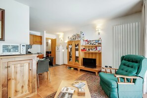 Family Apartment, 1 Bedroom (The Theo's Nest) | Living area