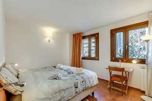 Family Apartment, Multiple Bedrooms (The Theo's Nest) | 1 bedroom, iron/ironing board, bed sheets