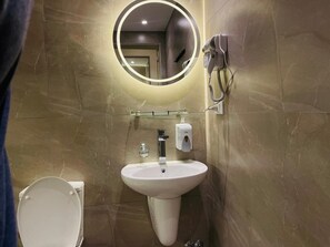 Suite, City View | Bilik Mandi | Gabungan pancuran/tab mandi, kelengkapan dandanan diri percuma 