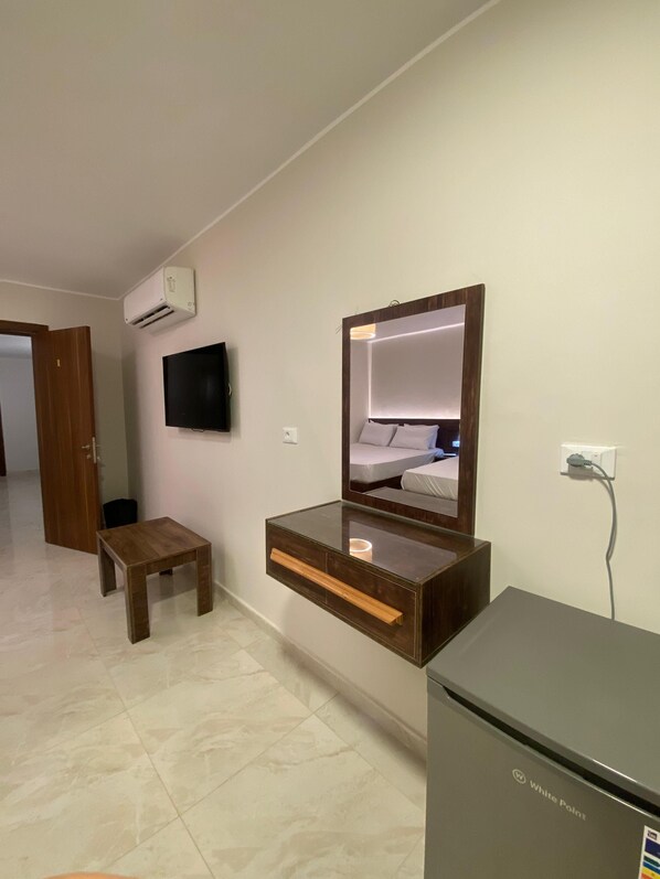 Suite, City View | 1 bedroom, laptop workspace, free WiFi