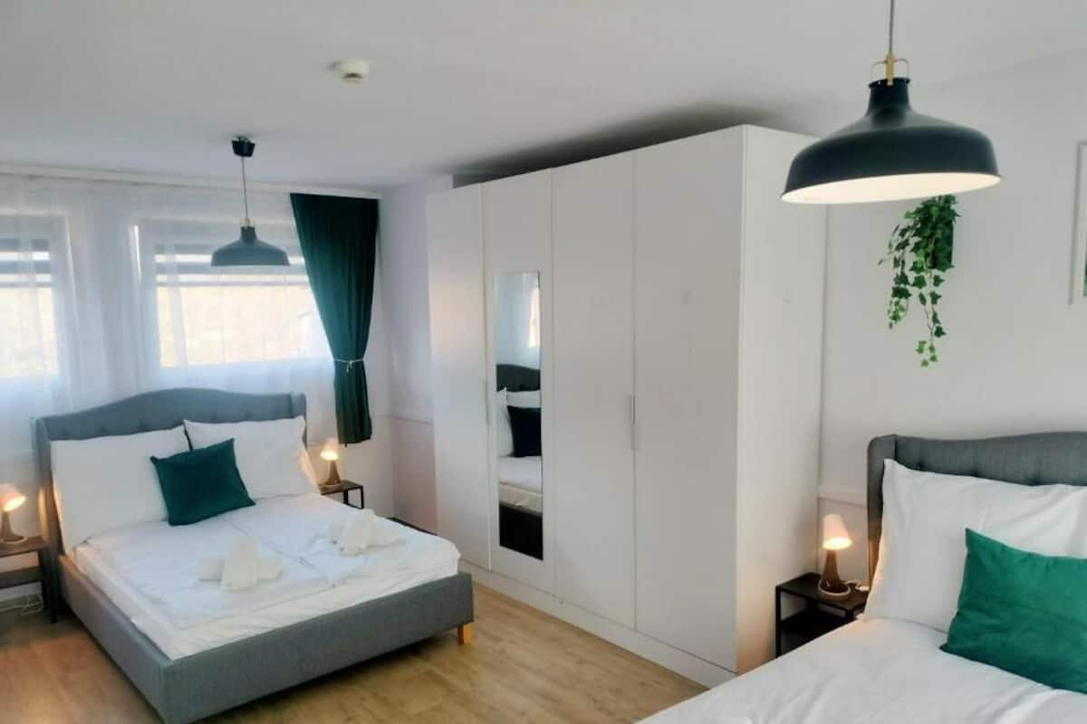 Classic Quadruple Room | Laptop workspace, free WiFi
