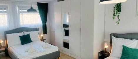 Classic-Vierbettzimmer | Laptopgeeigneter Arbeitsplatz, kostenloses WLAN