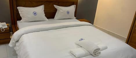 Chambre avec lits jumeaux, vue cour intérieure | Wi-Fi gratuit