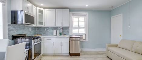 Apartment (3 Bedrooms) | Private kitchen | Microwave, oven, stovetop, dishwasher