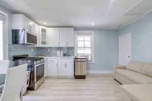 Apartment (3 Bedrooms) | Private kitchen | Microwave, oven, stovetop, dishwasher