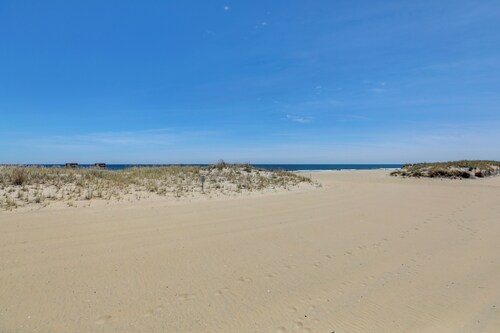 2 Blocks to Beach: Sunny Ocean Grove Apartment