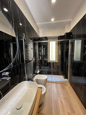Sèche-cheveux, bidet, serviettes fournies, savon