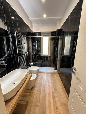 Secador de pelo, bidet, toallas, jabón