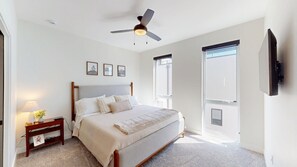 2 bedrooms, iron/ironing board, WiFi, bed sheets - Steps from Kinnick, Carver & University of Iowa Hospital  --- NEW LISTING --- (Iowa City)