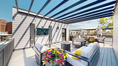 Steps from Kinnick, Carver & University of Iowa Hospital  --- NEW LISTING ---