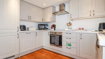 Dishwasher, cookware/dishes/utensils