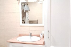 Séchoir à cheveux, serviettes fournies, savon, papier de toilette