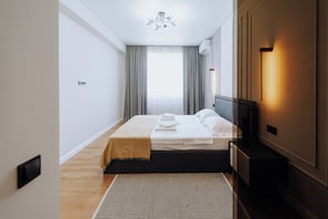 1 chambre, bureau, fer et planche à repasser, lit parapluie