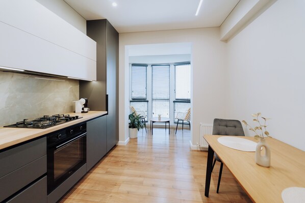 Fridge, microwave, oven, stovetop