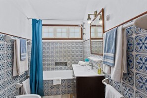 Sèche-cheveux, bidet, serviettes fournies, savon