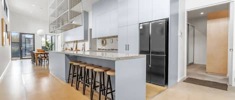 Frigorifero, microonde, forno, piano cottura