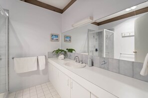 Shower, hair dryer, towels - Maranoa (Sorrento)