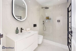 Douche, séchoir à cheveux