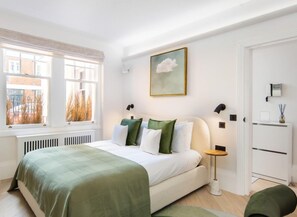 2 bedrooms, desk, WiFi