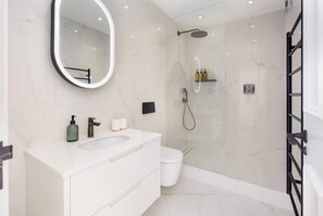 Douche, sèche-cheveux, serviettes fournies