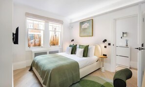 2 bedrooms, desk, iron/ironing board, travel crib