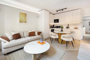 TV, stereo, offices - 5 Mins Walk to Selfridges | Mayfair Getaway (London)