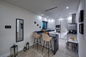 Private kitchen - Durrani Homes - Arabian luxury at Souk Al Bahar besides Burj Khalifa & Dubai Mall (Dubai)