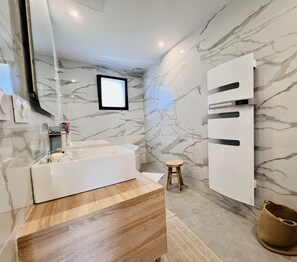 Ducha, secador de pelo, toallas y jabón