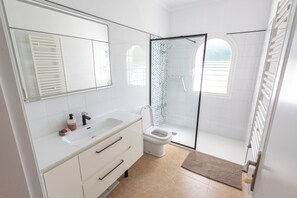 Een douche, een haardroger, handdoeken, zeep