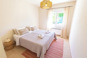 3 slaapkamers, een strijkplank/strijkijzer, wifi, beddengoed