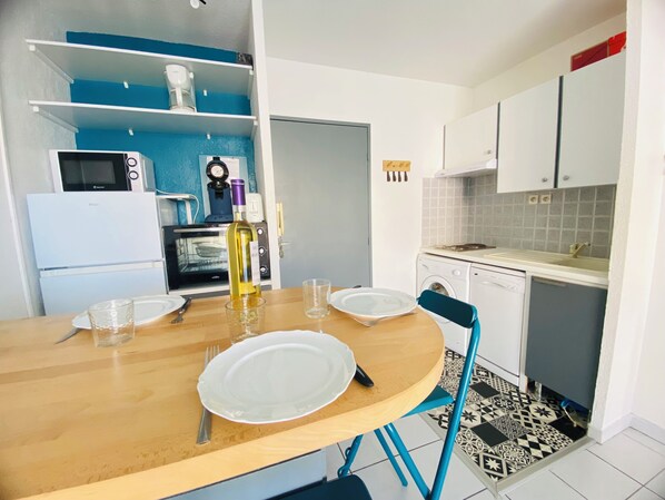 Jääkaappi, mikroaaltouuni, uuni, liesi