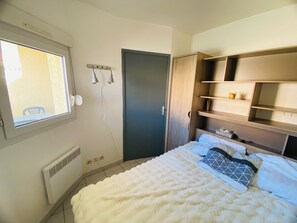 1 Schlafzimmer, Reisekinderbett