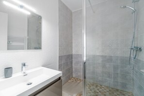 Douche, sèche-cheveux, savon, papier toilette