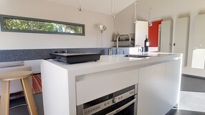 Fridge, oven, stovetop, coffee/tea maker