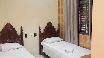 Quarto solteiro, 2 camas de solteiro | Ferros/tábuas de passar roupa, Wi-Fi de cortesia