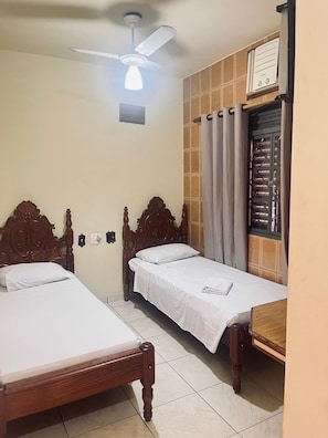 Quarto solteiro, 2 camas de solteiro | Ferros/tábuas de passar roupa, Wi-Fi de cortesia