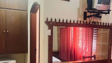 Single Room, 2 Twin Beds | Iron/ironing board, free WiFi