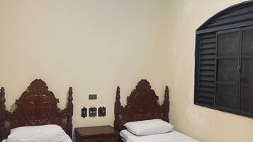 Quarto solteiro | Ferros/tábuas de passar roupa, Wi-Fi de cortesia