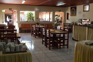 包含每日自助早餐