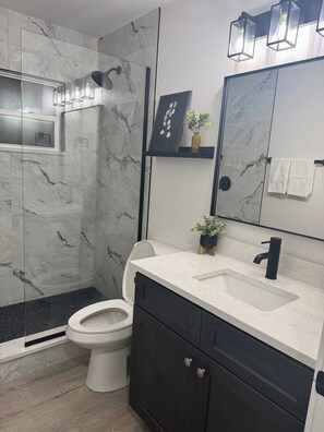 Chuveiro, secador de cabelo, toalhas de banho, sabonete
