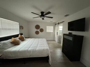 3 habitaciones, escritorio, tabla de planchar con plancha y wifi