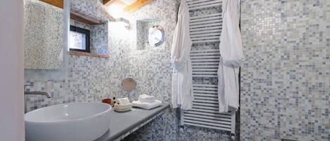 Apartment, Balcony, Hill View | Bathroom | Shower, hair dryer, bidet, towels